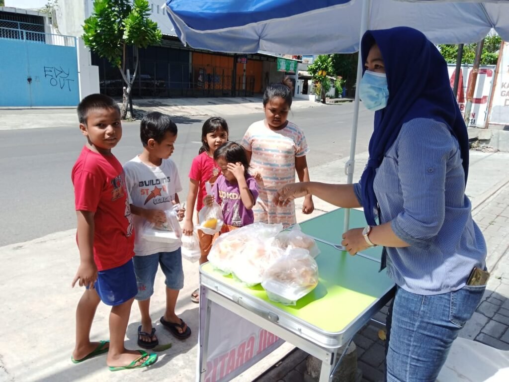 Program Jumat Berkah, Tingkatkan Kesejahteraan Ekonomi Lemah Diwa Center Berbagi Paket Cepat Saji