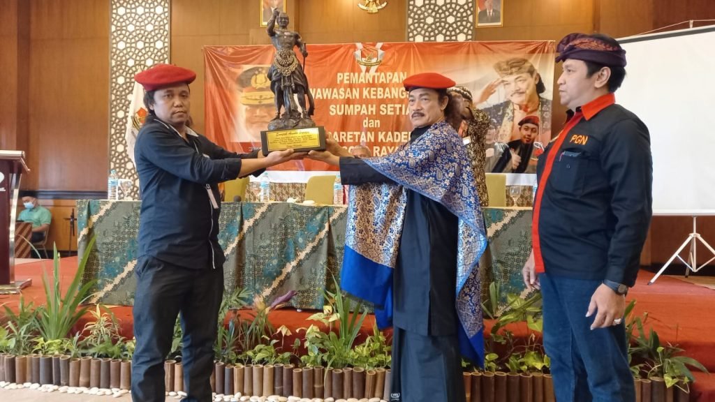 Hadiri Pembaretan PGN Solo Raya, Gus Nuril Dihadiahi Patung Gadjah Mada