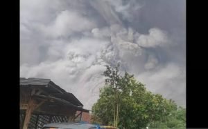 Awan Panas Letusan Gunung Semeru Bakar Puluhan Warga