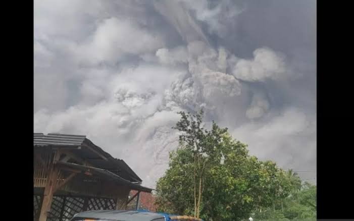 Awan Panas Letusan Gunung Semeru Bakar Puluhan Warga