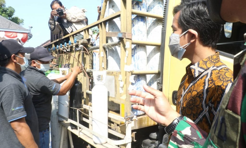 Gibran dan Danrem Bagikan Oksigen Gratis, Warga : Puji Tuhan ini dapat Gratis