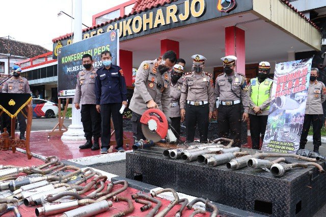 Polres Sukoharjo Musnahkan Knalpot Brong Hasil Razia sejak Desember 2021
