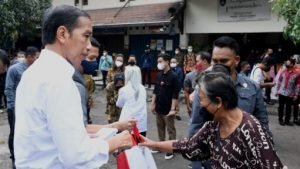 Salurkan Bansos, Presiden Harap Ekonomi Pulih Kembali