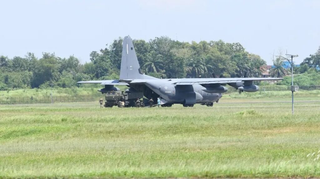 Dalam Sejarah Pesawat C-130 TNI AU, Angkut Artileri Medan Caesar  TNI AD dan Himars US Army di Medan Latihan