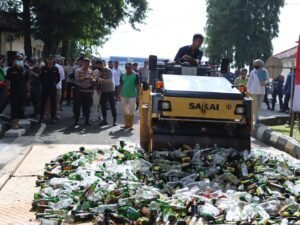 Ribuan Botol Miras Dimusnahkan, Upaya Polres Purwakarta Ciptakan Nataru Aman