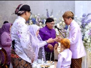 Keluarga Jokowi Hadiri Upacara Malam Midodareni di Rumah Erina Gudono