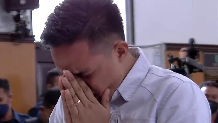 Usia Dituntut 12 Tahun Penjara, Majelis Hakim Putuskan Richard Eliezer 1,5 Tahun Penjara