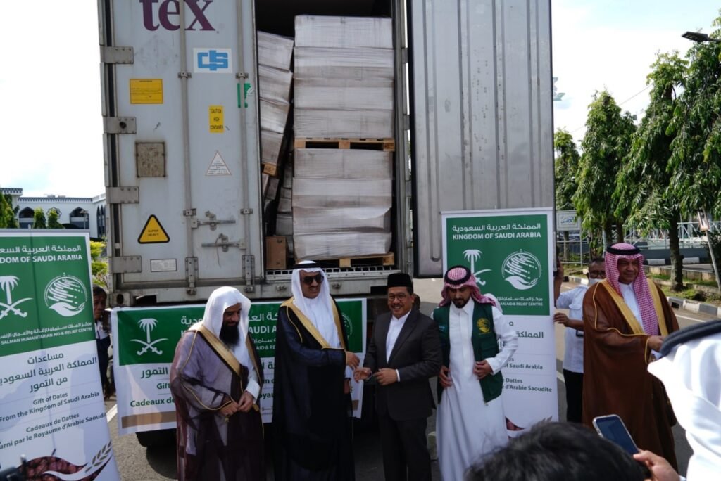 Raja Salman Hibakan 100 Ton Kurma, Wamen:  Bukti Kecintaan dan Perhatian Raja Salman kepada Indonesia