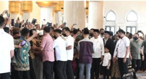 Presiden Ajak Cucu Salat Jumat Berjamaah di Masjid Sheikh Zayed