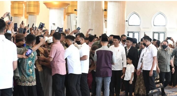 Presiden Ajak Cucu Salat Jumat Berjamaah di Masjid Sheikh Zayed