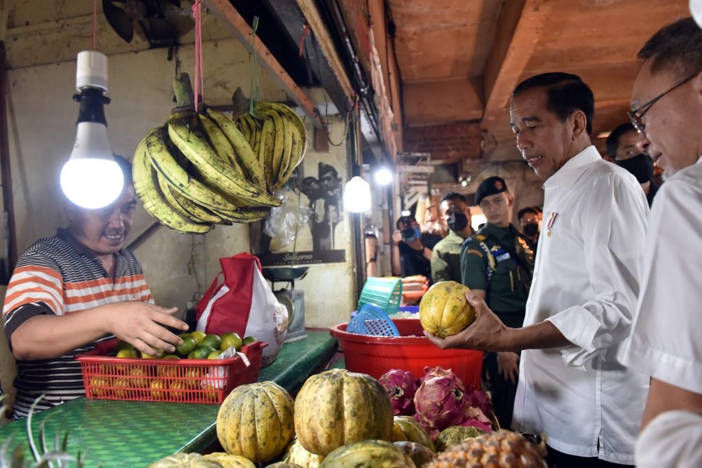 Jelang Lebaran, Presiden Cek Harga Telur dan Daging di Pasar Rawamangun