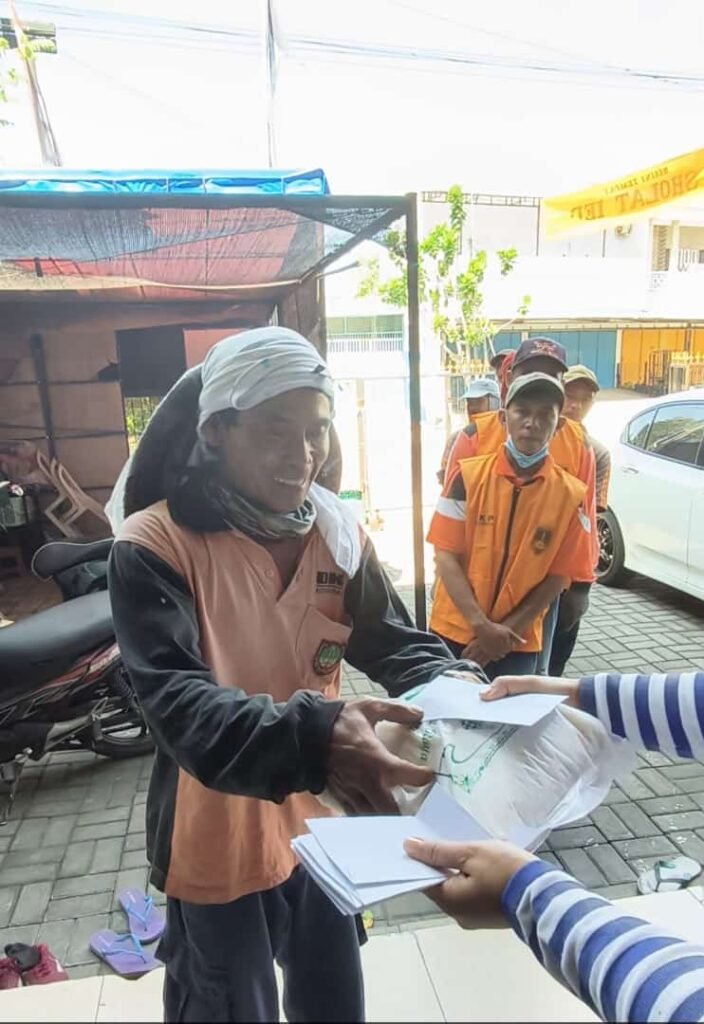 Berkah Ramadan, Petugas Kebersihan Solo Dapat Berkah dari “Mbak Diwa”