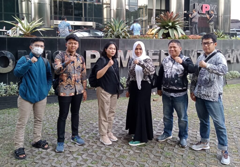 Didampingi Dua Mahasiwa dan Perwakilan FP-UNS Jakarta, Diah Warih Serahkan Bukti Dugaan Korupsi Rektor UNS ke KPK