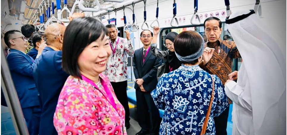 Bergelantungan Tangan, Para Duta Besar Coba MRT pada Perayaan Hari ASEAN