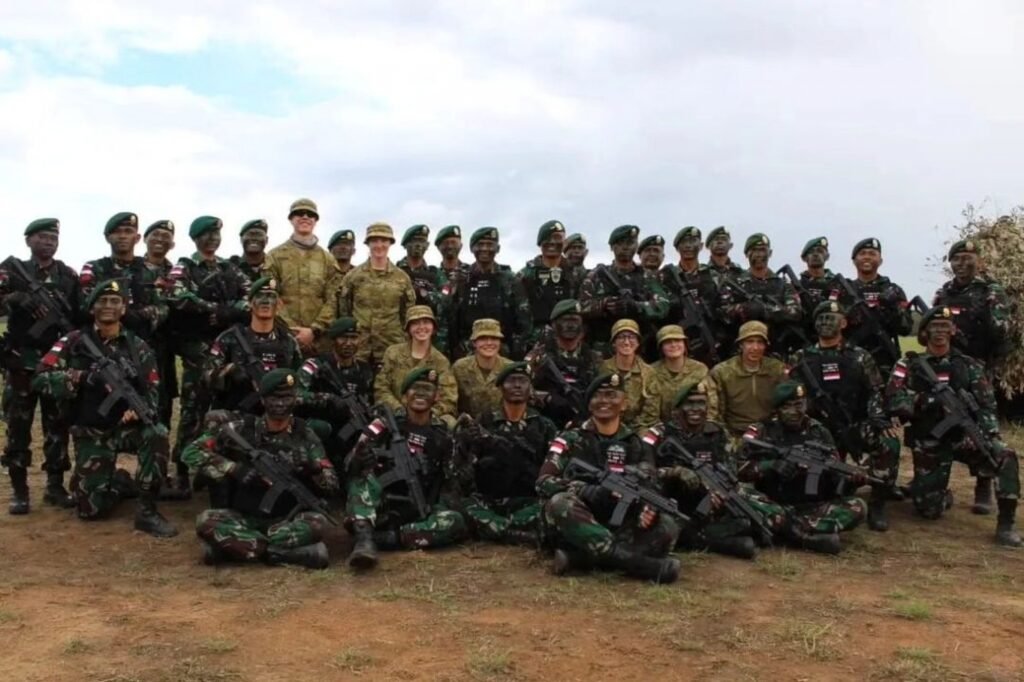 Gagah Berani ! Prajurit Yonif Para Raider 501 Divif 2 Kostrad Terjun Dari Langit Australia