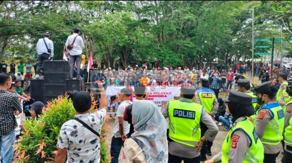 Ribuan Massa Tuntut Pj Bupati Banyuasin Dicopot, CACA Sumsel Kepung Gedung DPRD Banyuasin