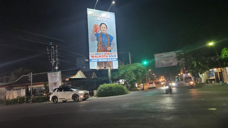 Tunjukkan Jati Diri Siap Bertarung di Pilkada Solo, Makna Bilboard Diah Warih Anjari Buka Topeng