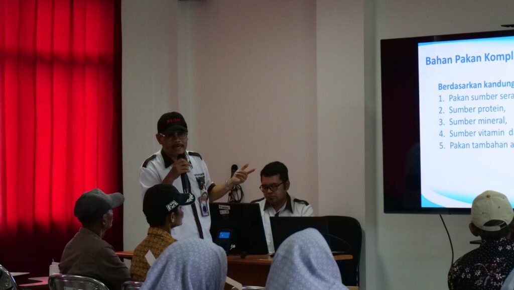 Departemen Peternakan Undip Sosialisasi Pakan Lokal