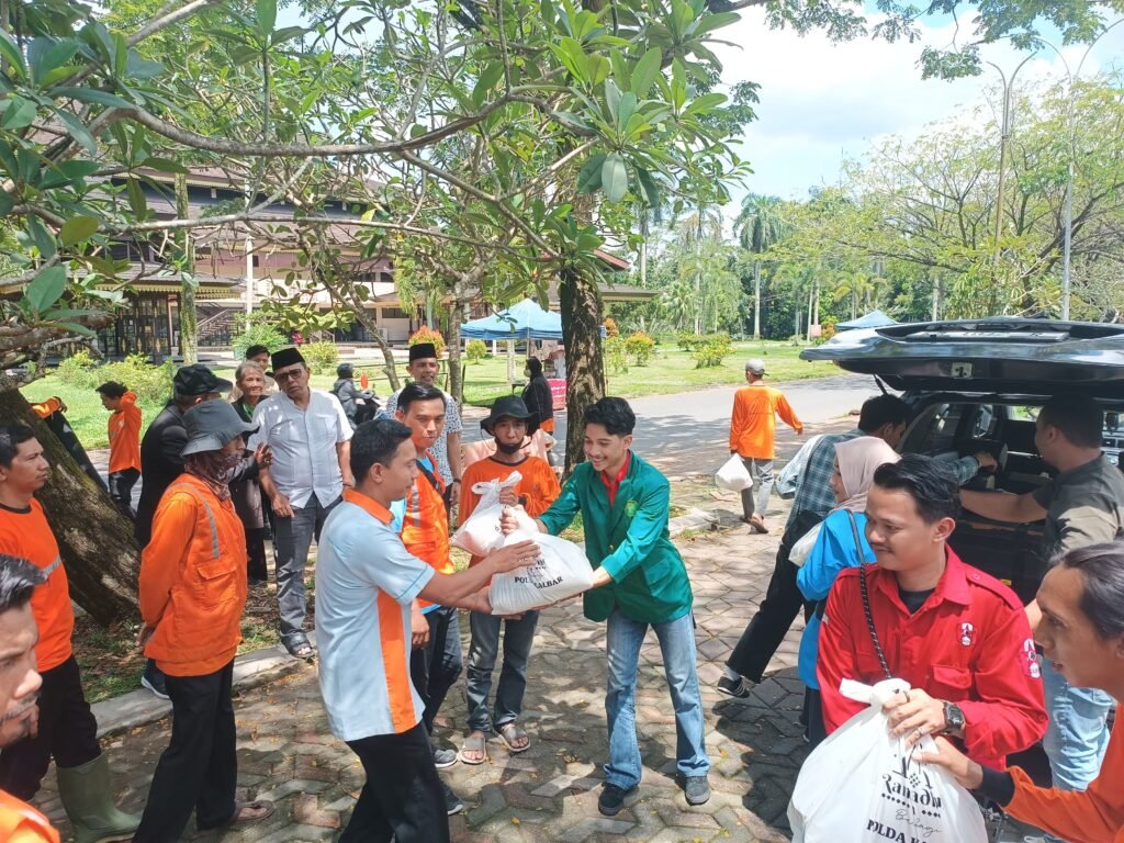 Polda Kalbar Gandeng Mahasiswa Salurkan Ratusan Paket Sembako