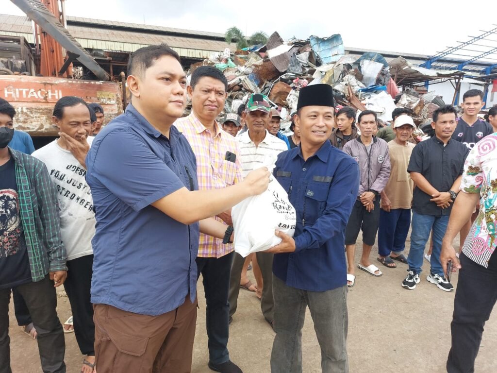 Ratusan Buruh Bongkar Muat Kubu Raya Terima Paket Sembako