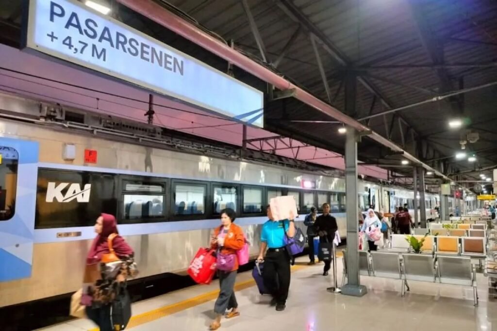25.704 Pemudik Berangkat dari Stasiun Pasar Senen