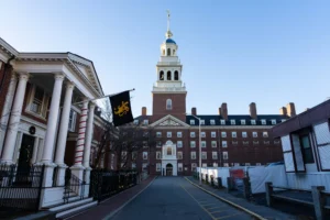 Universitas Harvard Gugat Trump