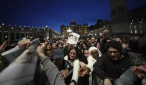 Umat Terus Mendatangi Lapangan St Petrus