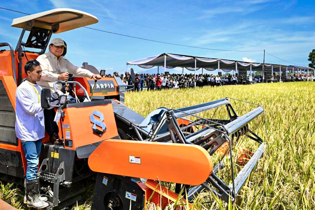 Prabowo Pimpin Panen Raya Padi di Majalengka