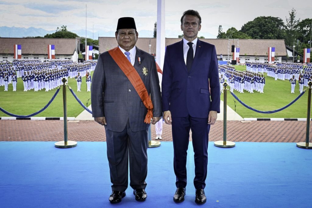 Macron Beri Tanda Kehormatan Grand Croix kepada Presiden Prabowo