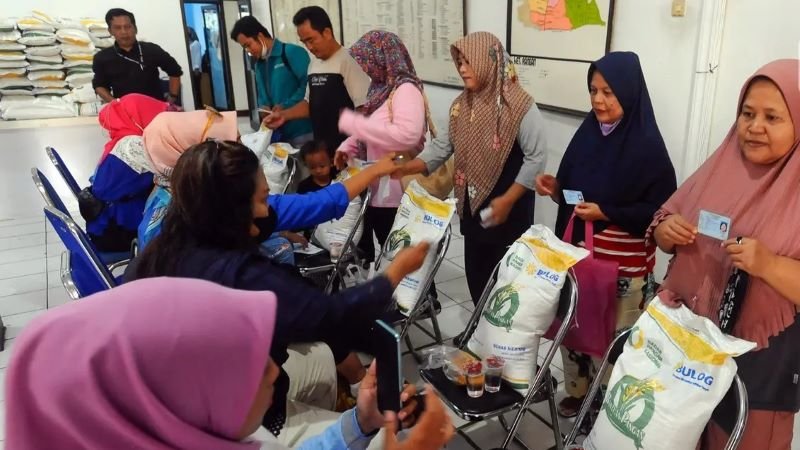 Penyaluran Bansos Beras Dimulai, Bulog Sasar 18,27 Juta Warga