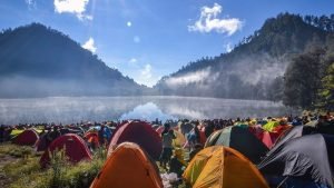 Pendaki Gunung Semeru Diwajibkan Pakai Gelang Pelacak
