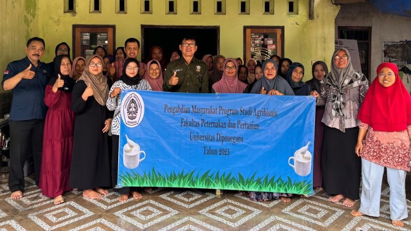 Agribisnis Undip Latih Warga Kalisidi Bikin Yogurt Susu Kambing