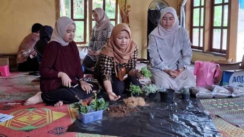 Tim Dosen Agribisnis Undip Kembangkan Wirausaha Hijau di Desa Tumbrep