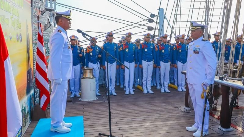 Prajurit KRI Bima Suci Gelar Upacara HUT RI di Selat Malaka