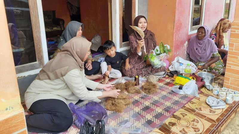 Tim Dosen Agribisnis Undip Latih Warga Tambahrejo Kembangkan Usaha Kokedama