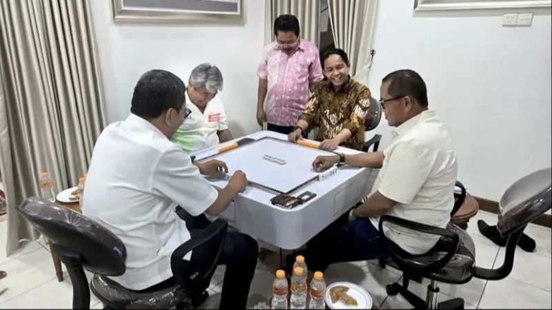 Menteri Karding & Raja Juli Klarifikasi Foto Main Domino Bareng Azis Wellang