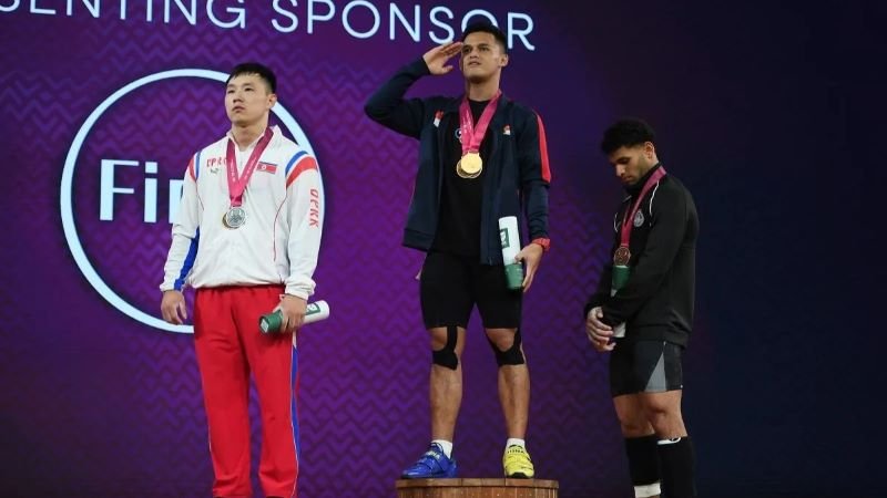 Rizki Juniansyah Pecah Rekor Dunia, Sabet Dua Emas di Kejuaraan Dunia Angkat Besi 2025!