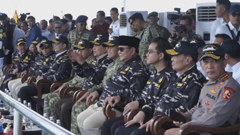 Berjaket Loreng TNI, Prabowo Saksikan Parade Kapal Perang di Teluk Jakarta