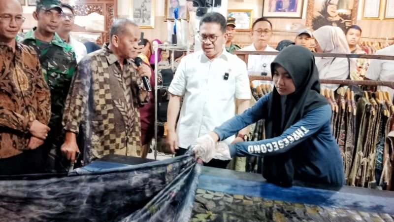 Mendag Fokus Berantas Impor Baju Bekas