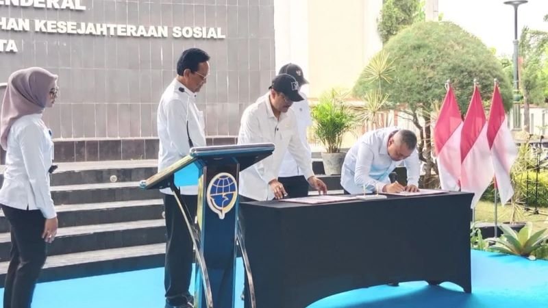 Mensos dan Menhub Teken MoU, Siapkan Bus Sekolah untuk Sekolah Rakyat