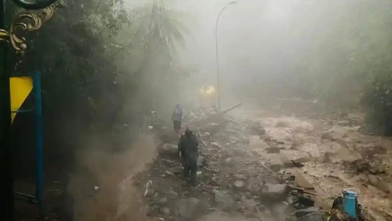 Banjir Bandang Terjang Kawasan Wisata Guci