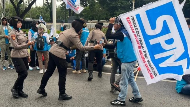 Demo Buruh di Monas, Polisi Bagikan Air Mineral dan Roti