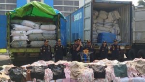 Bea Cukai Pertimbangkan Salurkan Baju Impor Ilegal untuk Korban Bencana
