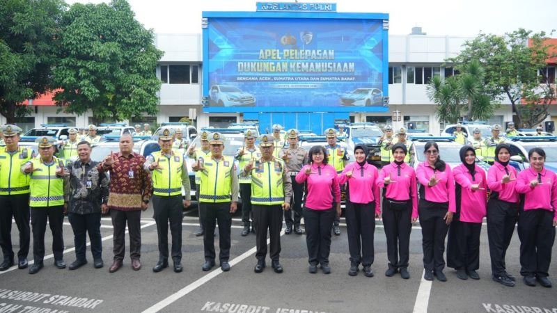 Korlantas Kirim Bantuan 25 Mobil Patroli dan Paket Sembako ke Sumatra
