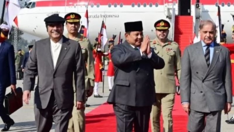 Tiba di Pakistan, Prabowo Disambut Presiden & Perdana Menteri