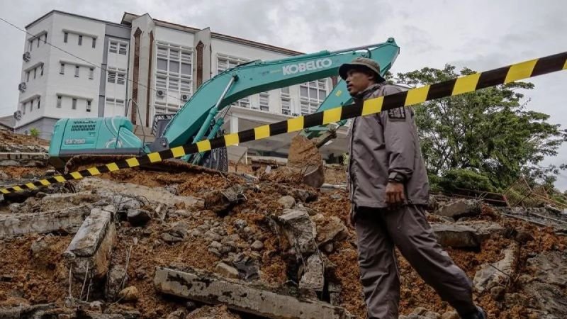 Kemendiktisaintek Kucurkan Rp75,9 M Bantu Mahasiswa & Dosen Korban Bencana di Sumatera
