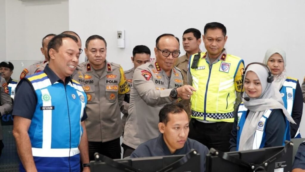 Pantau Command Center Jasa Marga, Wakapolri Pastikan Arus Lalin Nataru Terkendali