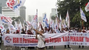 Buruh Geruduk DPR dan Kemenaker, Desak Penyesuaian Upah Minimum 2026