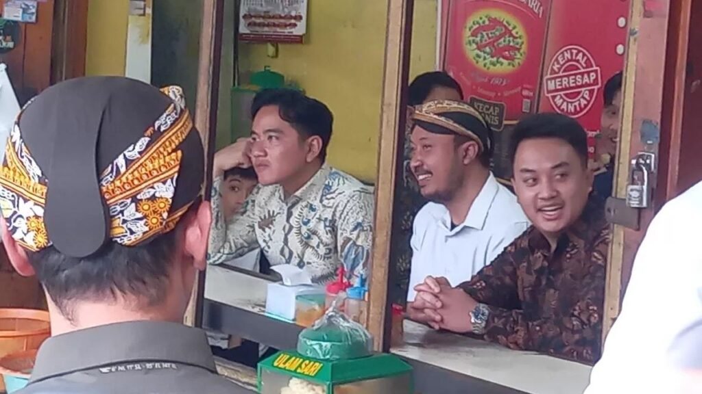 Sate, Tongseng, dan Keraton: Gibran Duduk Semeja dengan Dua PB XIV di Solo