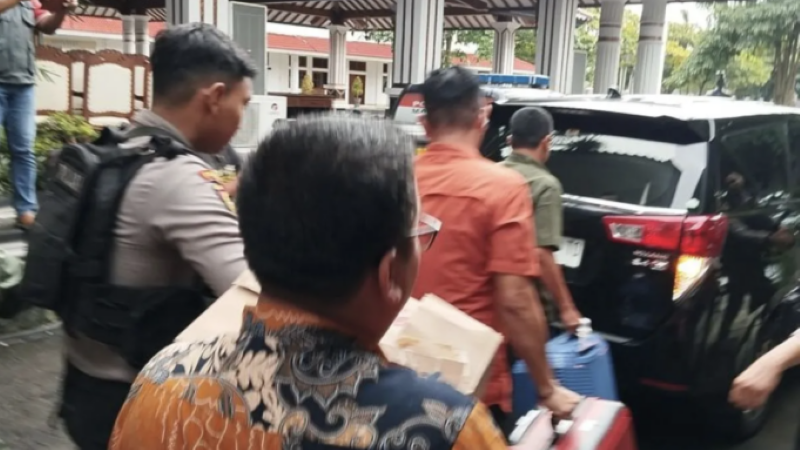 Geledah Rumah Dinas Bupati Pati, KPK Amankan Dua Koper Dokumen
